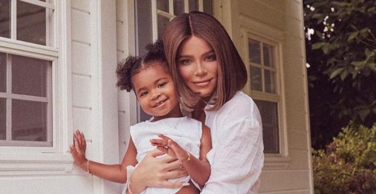 Khloe Kardashian derrete corações ao exibir visual estiloso da filha: ”Minha pequena fashionista”