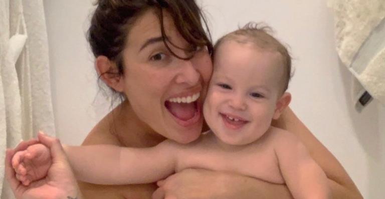 Giselle Itié mostra filho brincando com vaso de planta e encanta web: ”Esse neném é tão gostoso”