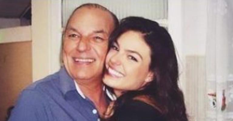 Isis Valverde homenageia o pai um ano após sua morte: ”Comigo sempre”