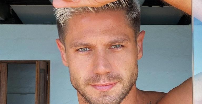 Jonas Sulzbach mostra a marquinha de sol e web dispara: ”Tá com o bronze em dia”