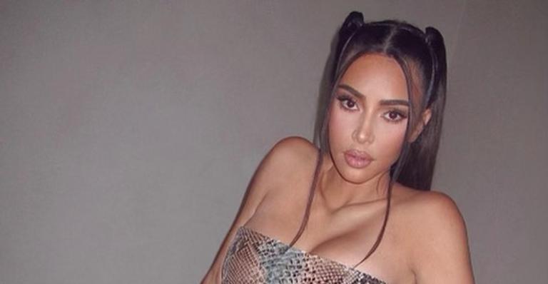 Kim Kardashian impressiona ao posar para lindo registro de biquíni: ”Sou muito tímida”