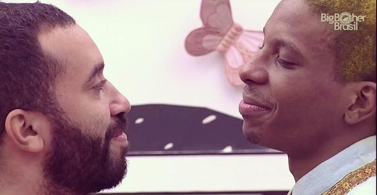 Em live, Lucas Penteado fala sobre Gilberto e garante: ”Posso dizer que a paixão é recíproca”