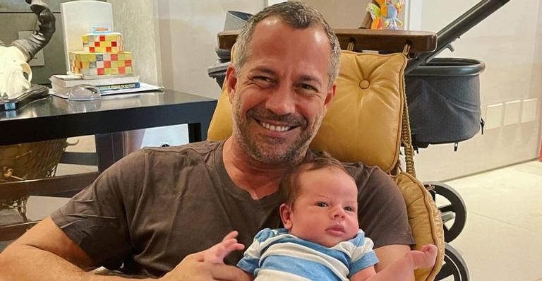 Malvino Salvador posa com o filho no colo e explode o fofurômetro: ”Carnaval por aqui”