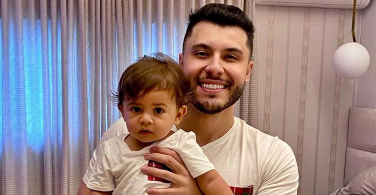 Murilo Huff aparece com Léo no colo em pose inusitada e chama atenção da web