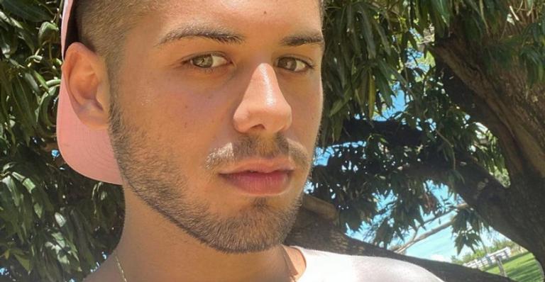 Na praia, Zé Felipe faz sucesso com internautas ao posar descamisado: ”Lindo demais”
