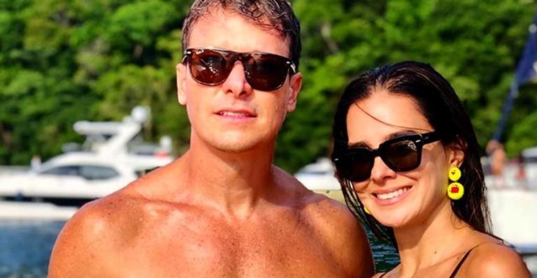 Rodrigo Faro posa para clique romântico com Vera Viel: ”Nós e o mar”