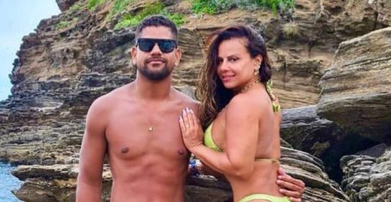 Viviane Araujo posa para belíssimo clique com o noivo, Guilherme Militão: ”Meu sol”