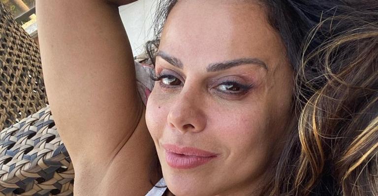 Viviane Araújo empina o bumbum com biquíni fio dental em praia da Bahia: ”Que corpo!”