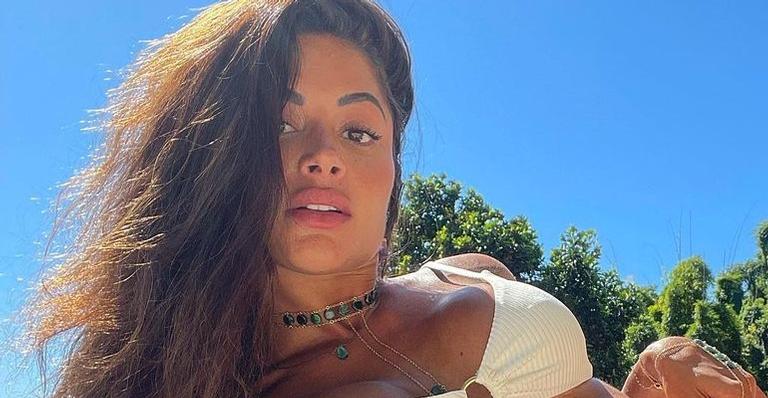 Aline Riscado posa com biquíni fininho na praia e ostenta corpaço absurdo: ”Que mulher é essa?”
