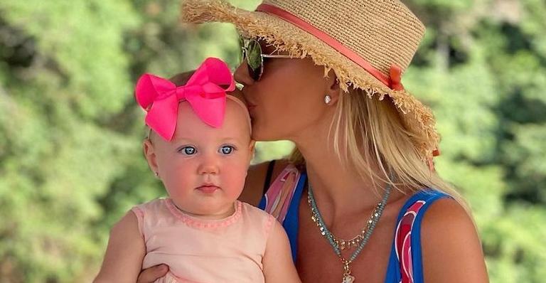 Ana Paula Siebert comemora 9 meses de Vicky com festinha linda e temática: ”Amor sem fim!”