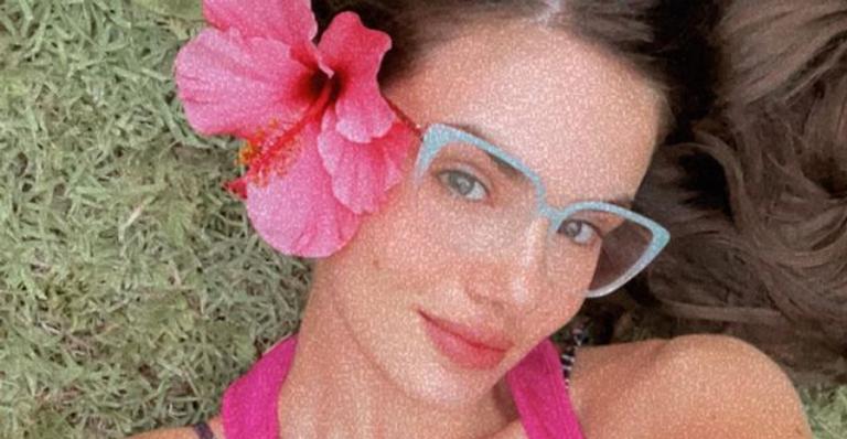 Camila Queiroz posa para lindos registros diante de paisagem deslumbrante: ”Ô Brasil, tu é bonito”