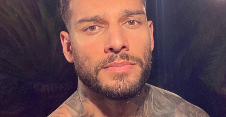 Descamisado, Lucas Lucco exibe músculos e provoca fãs: ”De qual tatuagem você gosta mais?”