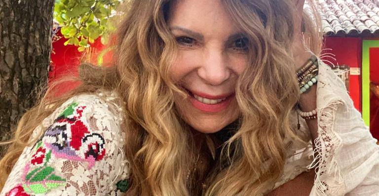 Elba Ramalho anima fãs para Carnaval de 2022 e web comemora: ”Que venha a vacina”