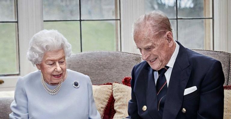 Príncipe Philip, marido da rainha Elizabeth II, é internado em Londres
