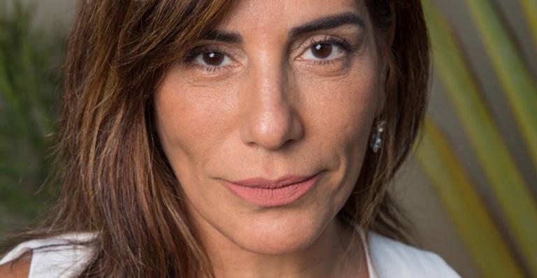 Gloria Pires brinca com cachorrinho deitado e diverte fãs: ”Tem alguém com preguicinha aí?”