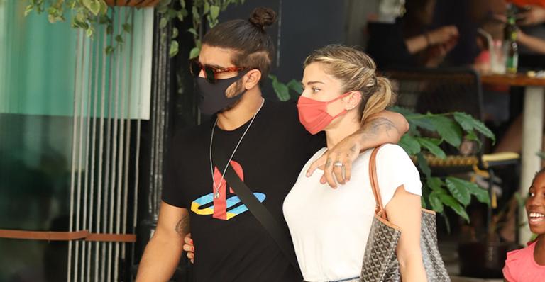 Grazi Massafera e Caio Castro são flagrados passeando em São Paulo
