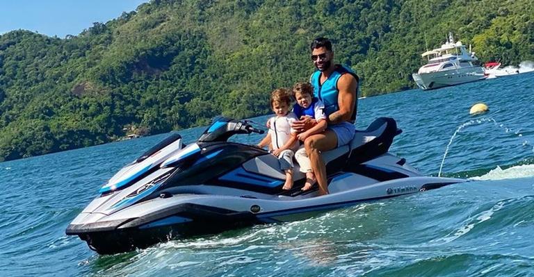 Gusttavo Lima curte passeio de jet ski ao lado dos filhos, Gabriel e Samuel
