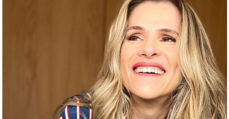 Ingrid Guimarães passa Carnaval ao lado de amigos e comemora: ”A turma se reúne de novo”