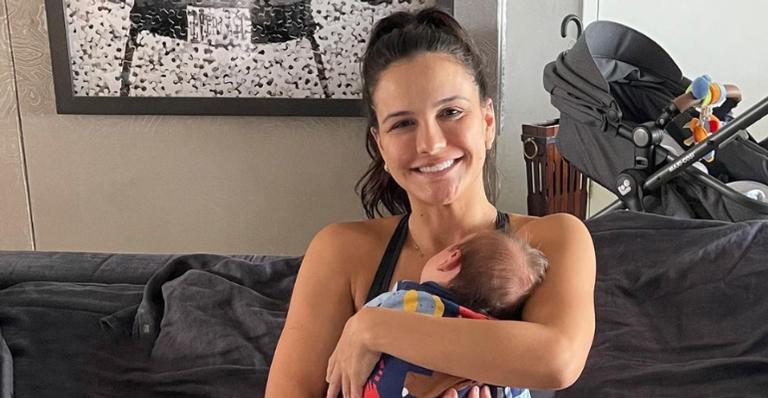 Kyra Gracie encanta a web ao surgir ninando o filho, Rayan: ”Que lindeza!”
