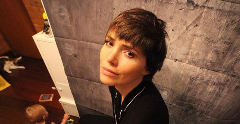 Leticia Colin inova ao fazer pequena sessão de fotos com máscara: ”Baile de máscaras”