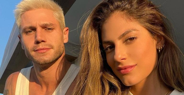 Mari Gonzalez posa de biquíni fio dental e ganha mão boba de Jonas Sulzbach no bumbum: ”Bem nós”