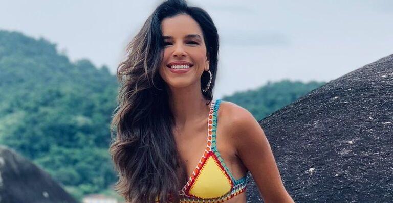 Mariana Rios rouba a cena ao surgir de biquíni em série de fotos: ”Deusa”