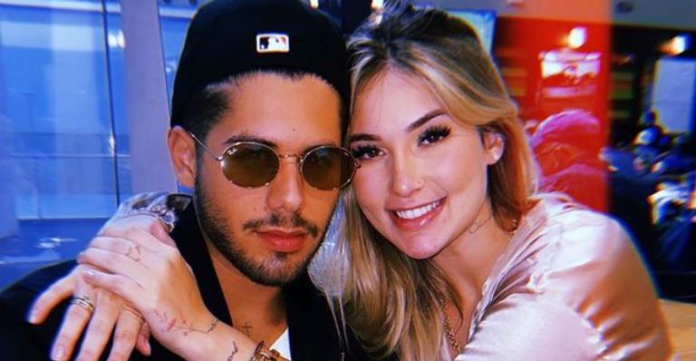No México, Zé Felipe e Virginia posam dando beijão em praia paradisíaca