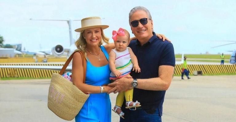 Ao lado de Ana Paula Siebert, Roberto Justus faz declaração para a filha, Vicky