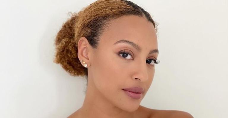 Sheron Menezzes posa para lindo registro com a irmã caçula, Sol: ”Gurias ao mar”