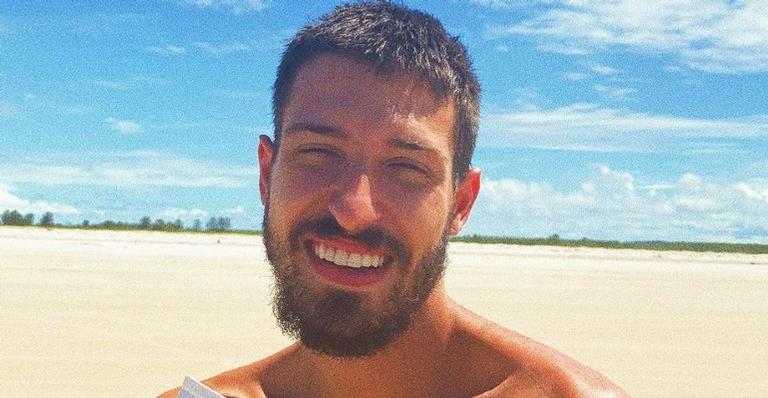 Vinicius Martinez posta foto levando pontos na testa e tranquiliza os fãs: ”Já tá tudo bem”