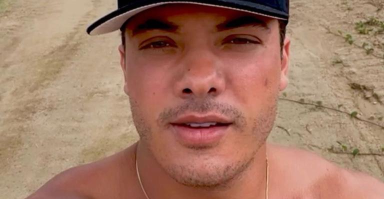 Wesley Safadão posa ao lado da família curtindo dia de Sol em Angra dos Reis