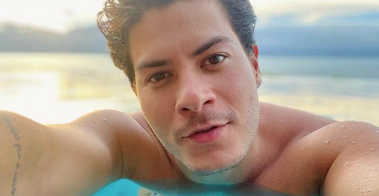 Arthur Aguiar faz careta em clique divertido e brinca: ”Um dia difícil”