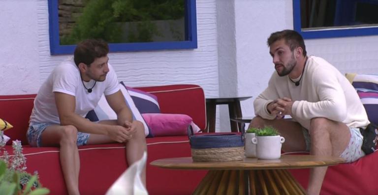 BBB21: Em conversa com Arthur, Caio desabafa sobre família: ”Muita saudade”