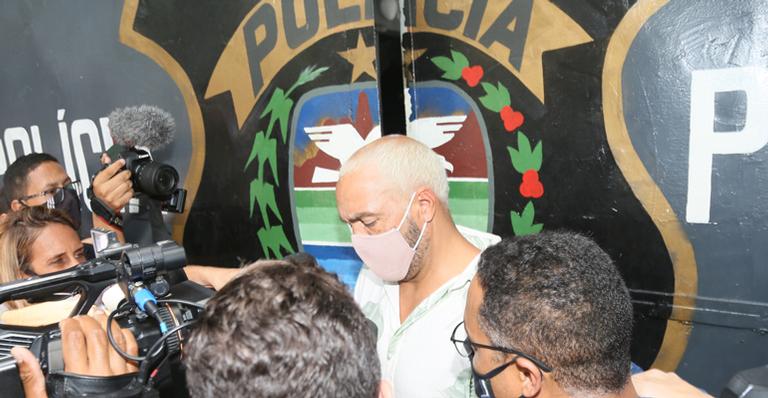 Belo deixa a prisão no Rio de Janeiro após aglomeração em show