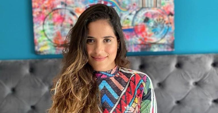 Camilla Camargo mostra sua cachorra ao lado de sua barriguinha e brinca: ”Meninas da família”