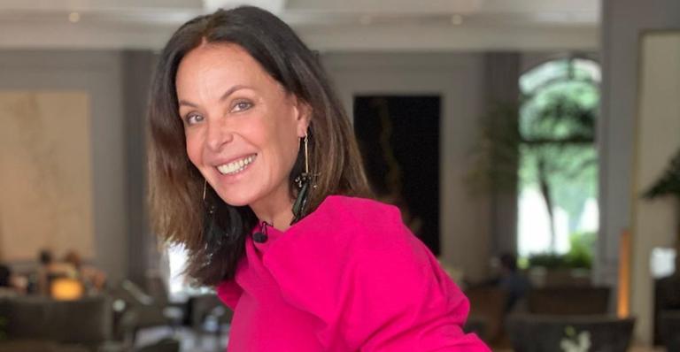 Carolina Ferraz posta clique antigo ao lado da irmã e encanta a web: ”Que amor de foto”