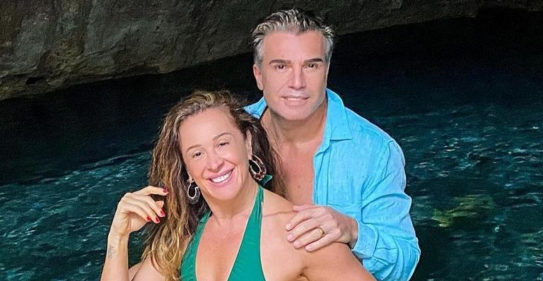 No México, Claudia Raia posa de biquíni com o marido e shape rouba a cena: ”Que corpo!”
