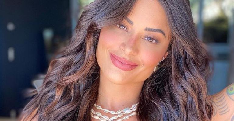 Em Angra, Aline Riscado surge bronzeada ao posar tomando banho: ”Pra refrescar nosso Verão”