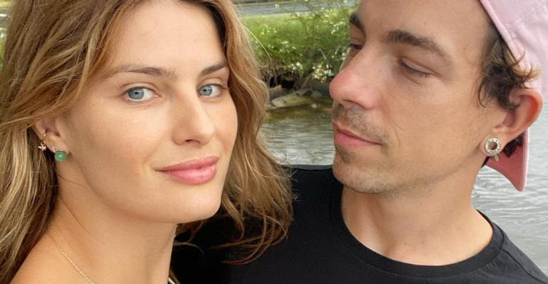 Di Ferrero diverte web com vídeo levando Isabeli Fontana à praia: ”Pescando a sereia”
