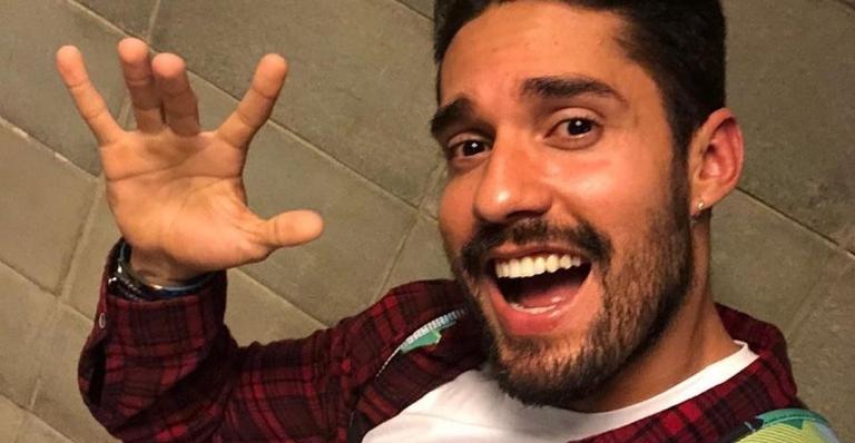 Ex-BBB Arcrebiano posa de camisa aberta e arranca suspiros da web: ”Que homem”