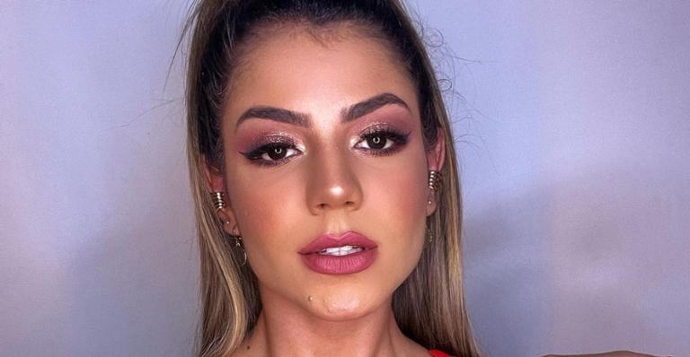 Hariany Almeida esbanja beleza ao posar com biquíni estiloso em praia paradisíaca