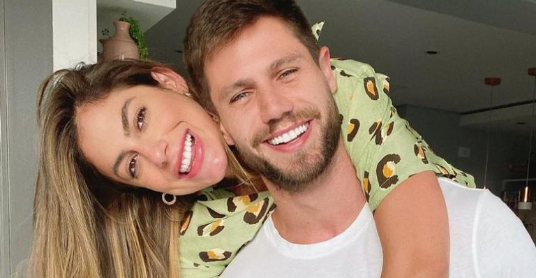 Jonas Sulzbach e Mari Gonzalez posam pendurados em palmeira e divertem web: ”Tarzan e Jane”