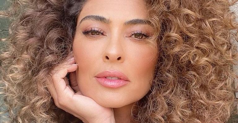 Juliana Paes abre a canga e exibe corpo escultural: ”Linda”