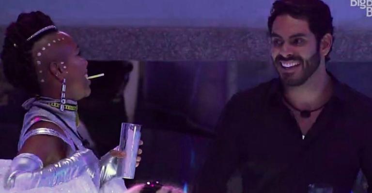 BBB21: Novo alvo? Karol Conká demonstra interesse em Rodolffo durante festa e flecha o cantor