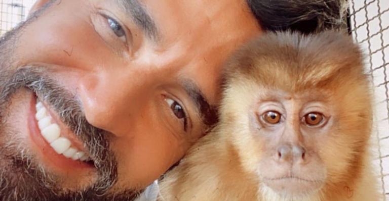 Latino enche macaquinha de beijos e explode o fofurômetro: ”Excesso de amor é crime”