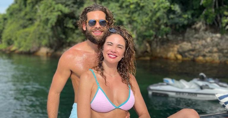 Luciana Gimenez posta clique romântico com o namorado durante passeio de barco