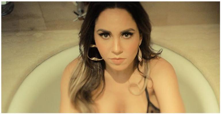 Mulher Melão posa de maiô cavadíssimo e mostra marquinha de sol
