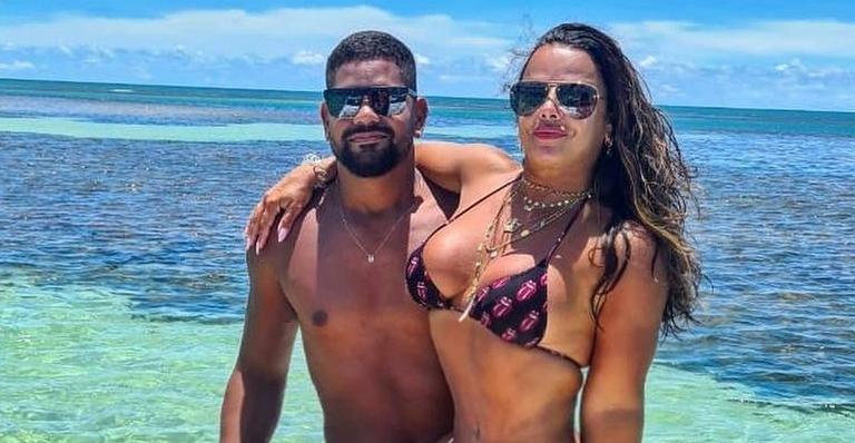 Em praia da Bahia, Viviane Araújo dança de biquíni com o noivo e corpão se destaca: ”Deusa!”