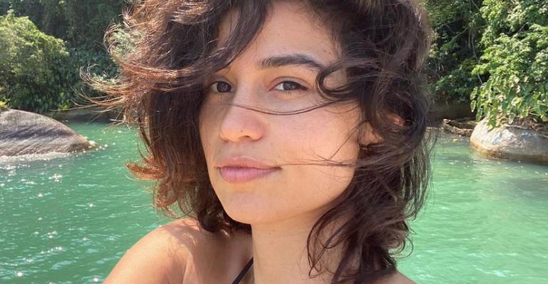 Na praia, Nanda Costa posa de chapéu e óculos escuros e recebe elogios da web: ”É muito linda”