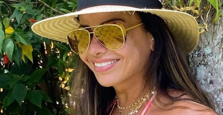 Na Bahia, Viviane Araújo posa com biquíni mínimo e exibe corpo absurdo: ”Que mulher é essa?”